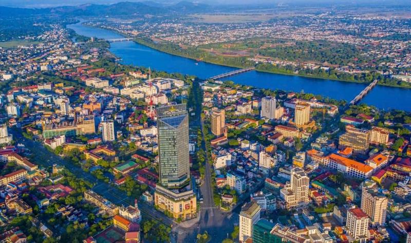 So sánh hình dáng và kích thước giữa cua huỳnh đế và cua hoàng đế khi đặt cạnh nhau